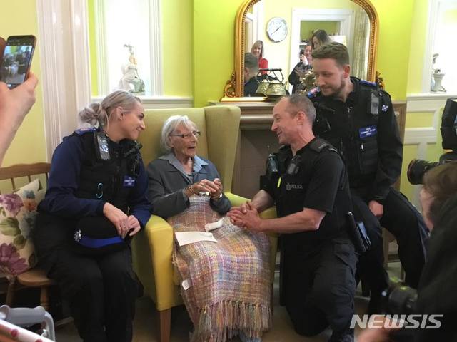 【서울=뉴시스】 20일(현지시간) 영국 스카이 뉴스는 경찰 당국이 104살 노인 앤 브로큰브로우(가운데)가 자신이 거주 중인 노인복지시설에서 체포됐다고 보도했다. 죽기 전 소원을 