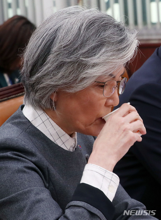 【서울=뉴시스】홍효식 기자 = 강경화 외교부 장관이 21일 오전 서울 여의도 국회 본청 외교통일위원회 회의실에서 열린 남북경제협력특별위원회 전체회의에서 물을 마시고 있다. 2019.03.21. yesphoto@newsis.com