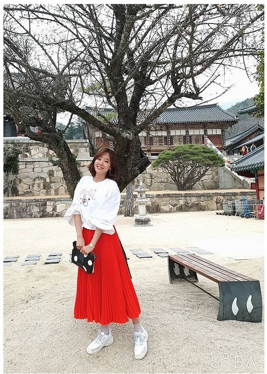 Actor So Yoo-jin showed off her superior beauty.Sooo-jin said on his 20th day, I went to my fathers hometown, Gurye Hwaeomsa, Jeonnam, and ate stingray steamed show!Audio Jockey I spent a good time thanks to the shooting, and as soon as I got to Seoul # Rain, I posted several photos with the articleSo Yoo-jin in the picture is taking a selfie under a plum tree; So Yoo-jin, who is smiling all over the place, makes the viewer feel good.At this time, So Yoo-jin steals his gaze with beauty while he can not believe that he is a mother of three children.Meanwhile, Sooo-jin is in charge of MC in SBS Garo Channel Day Idea.So Yoo-jin Instagram