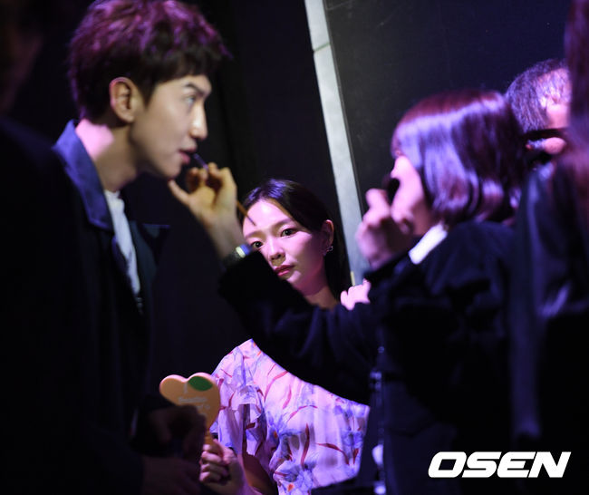 Actor Lee Kwang-soo and Esom are preparing ahead of photo time at the production report of the movie My Special Brother at CGV in Apgujeong, Seoul on the morning of the 21st.My Special Brother is a human comedy about the friendship of two men who have lived like a body for 20 years, although they have not mixed a drop of blood with their hairy brother Seha (Shin Ha-gyun), their brother Lee Kwang-soo.