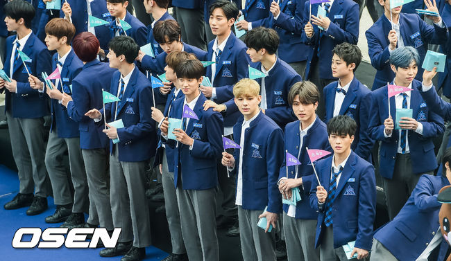 Trainees are greeting fans at the Mnet Produce X 101 mini fan meeting PRODUCE X 101 l BLUE CARPET CEREMONY event held at CJ E & M in Sangam-dong, Mapo-gu, Seoul on the afternoon of the 21st.