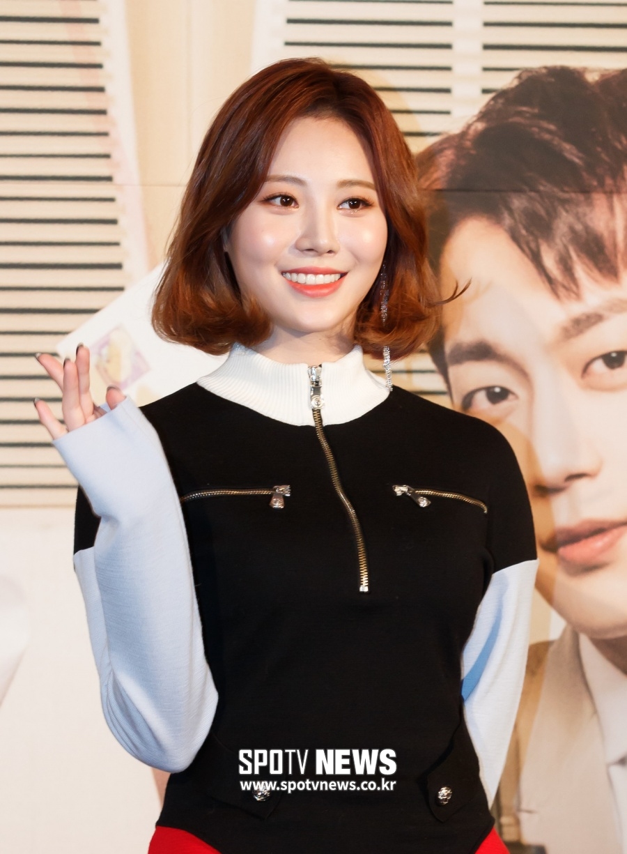 Group Girls Day Yura has nestled in a new agency.Yura will begin its activities on the 20th with a contract with management company Awesome E & T (CEO Yang Geun-hwan).Yura has enough potential to grow into a good actor as well as a charm as a singer, said Awesome E & T. We will support you in various ways to show your talents and passion.Awesome Eanti, which has signed an exclusive contract with Yura, belongs to Actor Park Seo-joon, Hong Soo-hyun, Jo Su-min, Moon Ji-hoo and Son Sang-yeon.Awesome E & T is expected to become a management company that produces more colorful colors through the recruitment of Yura.Yura joined the girl group Girls Day in September 2010 as a new member and became popular with Twinkle, Expected, Sumsing and Darling.In addition, MBC We marriage, Olive 2016 Taste Road, TVN After the play and various entertainment programs appeared in a bright and healthy charm, widening the area of ​​activity.Awesome E & C, which has outstanding actors such as Park Seo-joon and Hong Soo-hyun, and Yura, who has potential, meet and expect what synergy will be achieved.Yura is currently appearing on the Channel A entertainment program, Go on Airplane, which will be active in various genres such as dramas and entertainment films.
