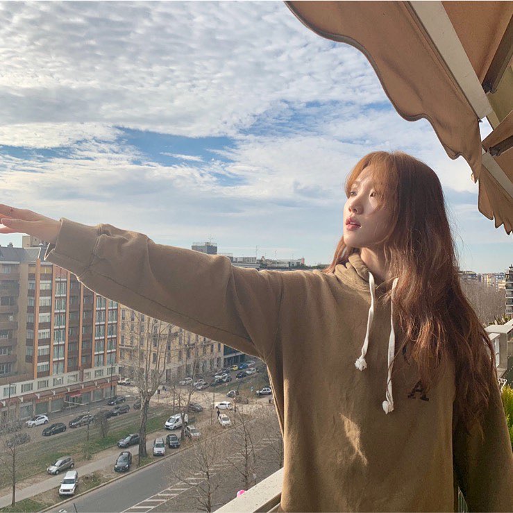 Actor Lee Sung-kyung has conveyed his leisurely current situation.On the 21st, Lee Sung-kyung posted two photos on his instagram.Lee Sung-kyung in the public photo shows a comfortable hood fashion and creates a unique emotional atmosphere.In the following photos, I stare at the camera with a youthful expression and stimulate the excitement of the viewers.Lee Seong-gyeong will star in the movie Girl Cops, which is scheduled to open this year.Photo = Lee Sung-kyung Instagram