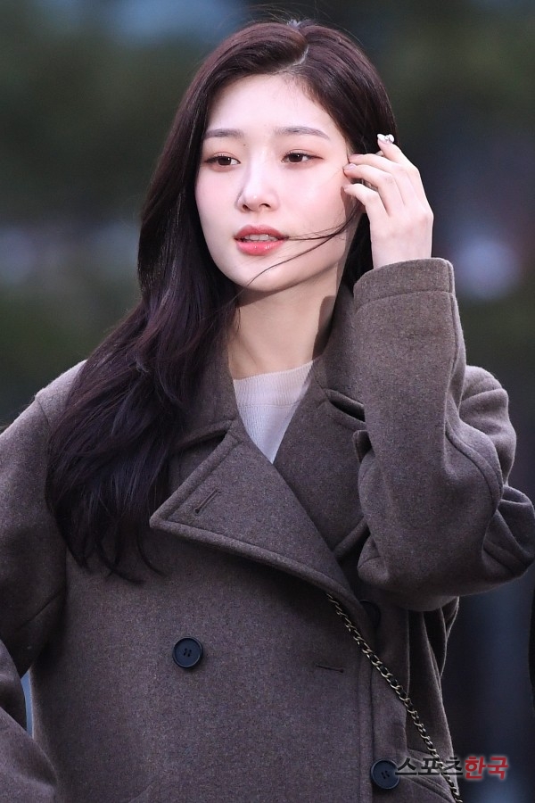 DIA Chung Chae-yeon is going to work to attend the rehearsal of KBS 2TV Music Bank at the KBS New Hall in Yeongdeungpo-gu, Seoul on the morning of the 22nd.