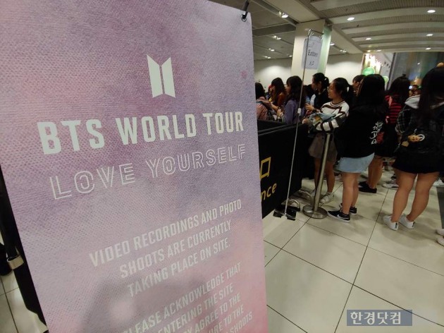 Im glad we can join us at the concert where we were awarded.BTS successfully completed the world tour Love Yourself (LOVE YOURSELF) held at the Hong Kong Asia World Expo on the 22nd following the 21st.BTS members who communicated with fans in English and Chinese in accordance with the place called Hong Kong showed their sincere heart in Korean when they finished the concert.When we are together, we can take off our masks, said BTS performance, which conveyed the message of loving ourselves, after filling up for 200 minutes.The BTS performance began at 8 p.m., but four hours before the performance began, the Asia World Expo was full of Hong Kong as well as Ami (BTS fans) from all over the world.Ami from Germany presented his own photo card to fans, and there were a few people wearing hijabs and carrying BTS plan cards.A Korean student who is studying at Hong Kong said, I am in the middle of two days, but I can not miss the performance of BTS. He did not put the book in his hand on the side of the endless waiting line.The size of the Asia World Expo seats is about 14,000 seats. Considering the status of BTS, which sells out at the British Bly Stadium of 90,000 seats, it is somewhat simple.BTS, which won the Grand Prize for the third consecutive year at the MAMA awards ceremony held here, will perform for four days from the 21st.Starting with the opening Idol, the lineup of the members personal stage did not change much, but some costumes added fun to Korean performances and changes.The concert was held for 200 minutes with the performance of BTS members who run around every corner with untiring stage manners.When I started DAN and listened to GO, Bloody Tears, Sang Man, Fire and Airplane pt.2 as medleys, I could see the top soaked in sweat.The shout grew even bigger in the appearance of the members who showed their dances because their bodies were broken.The performance was concluded with seven members joining MIC Drop after the vocal line Jin, Ji Min, Bu, Jungkook, etc., Unforgettable Heart, Reperline Jay Hop, RM and Sugas Tear were alternately put on stage.Since then, BTS members who have been on the Walk the Line stage with So What and Anpanman have expressed their gratitude to the fans who have been together for more than two hours.In particular, Suga said, I have a memory of being a fan of fun at the MAMA held here. I am grateful for the concert and the concert together with my memories.Jungkook said, I did not know the fatigue because the performance was so fun yesterday, but I woke up and got muscle aches. But today I was so happy.I will be back in good condition in the future. The festival was concluded with the final song of Walk the Line, singing Answer: Love Myself.BTS members could not easily leave the stage and greeted the audience until the end, revealing their affection for the fans.Meanwhile, BTS mobilized 810,000 viewers on the LOVE YOURSELF tour last year, and will finish the 8-month long journey after the performance in Bangkok, Thailand on April 6.The new album will be back on April 12th with its new album, Map of the Soul: Persona. The new album proved the hottest popularity of BTS, with only about 2.7 million good orders.Four hours before the performance, Bukbuk .. MD sold out parade Hong Kong gathered multinational fans, BTS members Why are you here