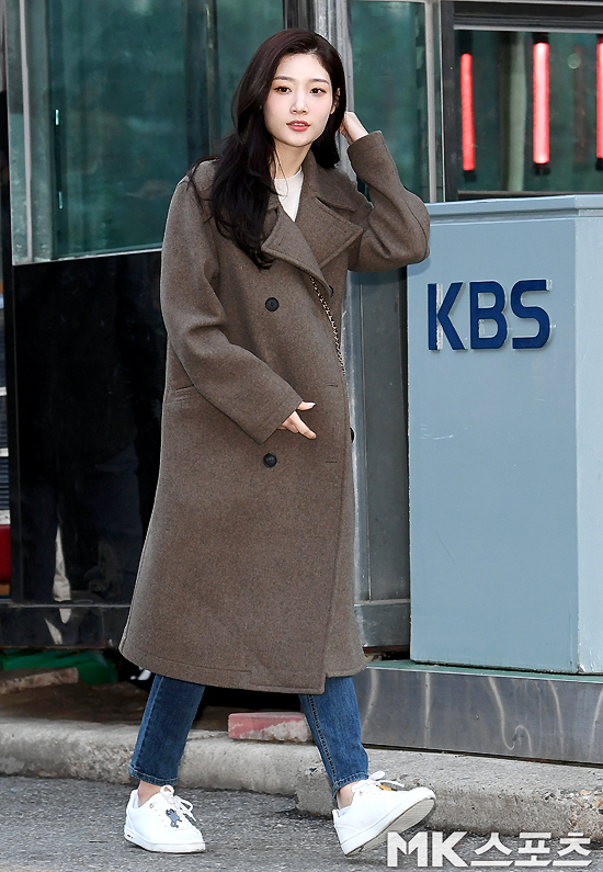 KBS 2TV Music Bank rehearsal was held at the public hall of KBS New Building in Yeouido, Yeongdeungpo-gu, Seoul on the 22nd.Girls group DIAmond member Jung Chae-yeon is moving to the public hall for the Music Bank rehearsal.