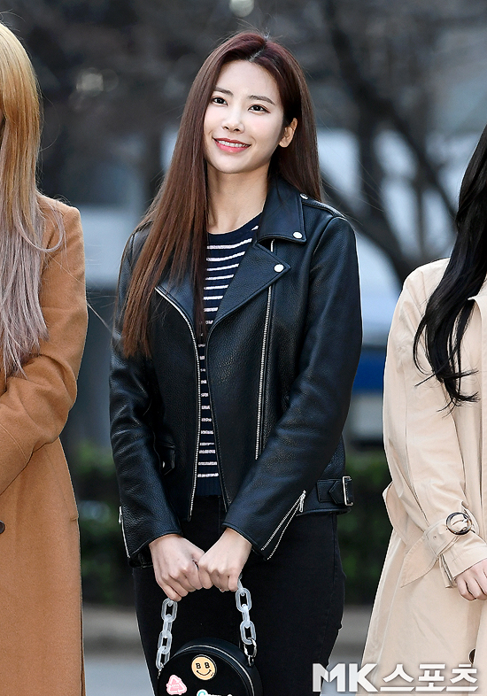 KBS 2TV Music Bank rehearsal was held at the public hall of KBS New Building in Yeouido, Yeongdeungpo-gu, Seoul on the 22nd.Girl group DIA member Eunjin poses on his way to work for Music Bank rehearsal