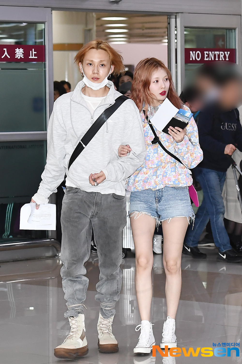 Singers Hyona and Ethan (real name: Kim Hyo-jong) arrived in Japan after completing their overseas promotion schedule at Gimpo International Airport in Banghwa-dong, Gangseo-gu, Seoul on the afternoon of March 21.Singers Ethan and Hyuna are entering the country.exponential earthquake