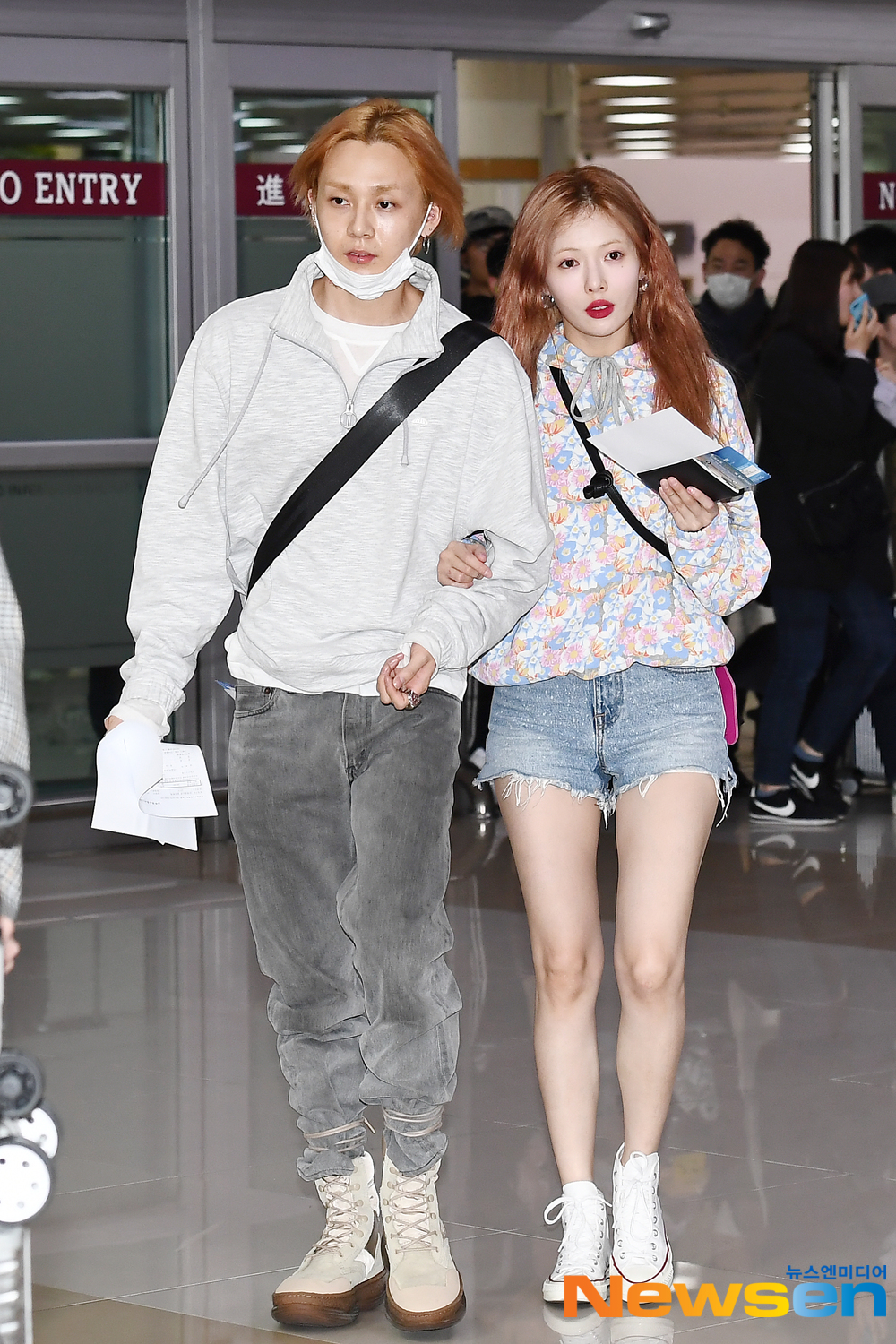 Singers Hyona and Ethan (real name: Kim Hyo-jong) arrived in Japan after completing their overseas promotion schedule at Gimpo International Airport in Banghwa-dong, Gangseo-gu, Seoul on the afternoon of March 21.Singers Ethan and Hyuna are entering the country.exponential earthquake