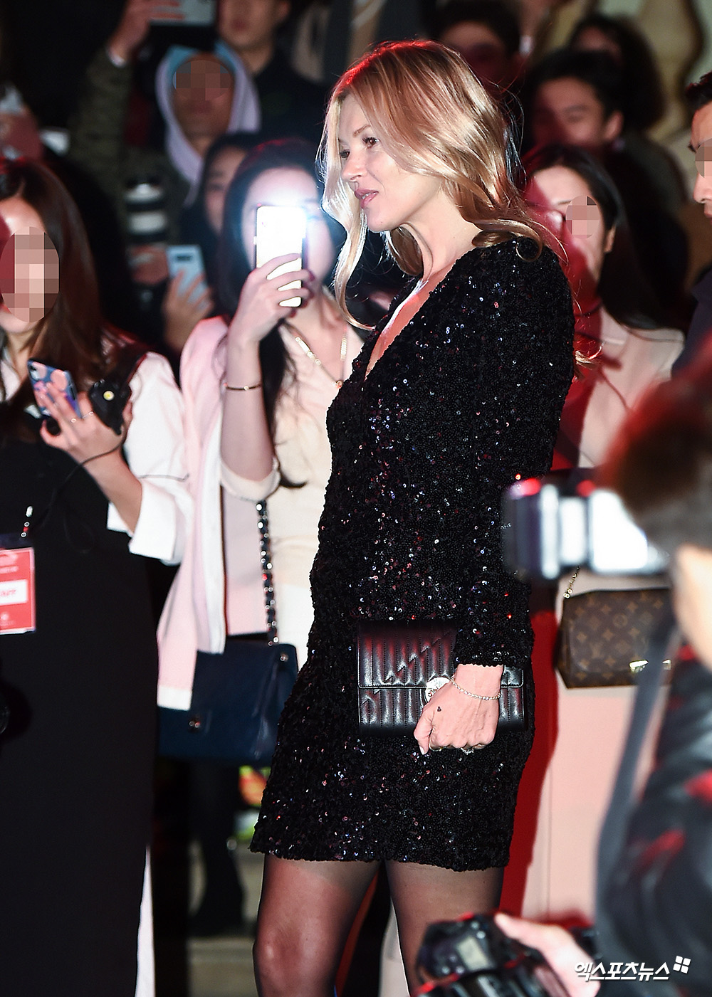 Kate Winslet Moss, a model who attended an Italian fashion brand 19F/W fashion show held at Duraum in Yeoksam-dong, Seoul, on the afternoon of the 22nd, has a photo time.