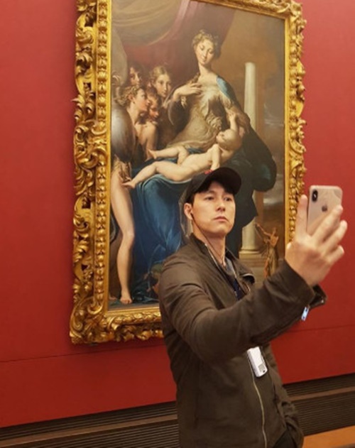 Actor Jung Woo-sungs daily life has been revealed.On the 23rd, Jung Woo-sung posted a picture on his instagram.In the open photo, Jung Woo-sung visits the Uffic Museum of Art in Florence, Italy, and takes pictures in front of the picture.Especially, his warm atmosphere as well as his picturesque appearance is more prominent than the picture.The netizens who saw this responded such as still handsome and the strongest in Korea as well as appearance.