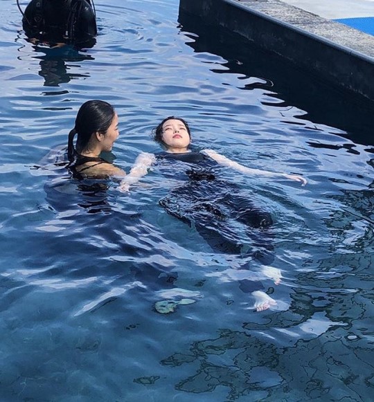 IU posted a photo on her Instagram page on Tuesday afternoon and wrote: Not a lot long, not rotten. Director Im Pil-sung. Persona. 4/5 Netflix.In the public photos, IU seems to be shooting an underwater god.Domestic and foreign fans responded to Thank you for taking the courage, Thank you, It is so cute in the world, and It is the best.