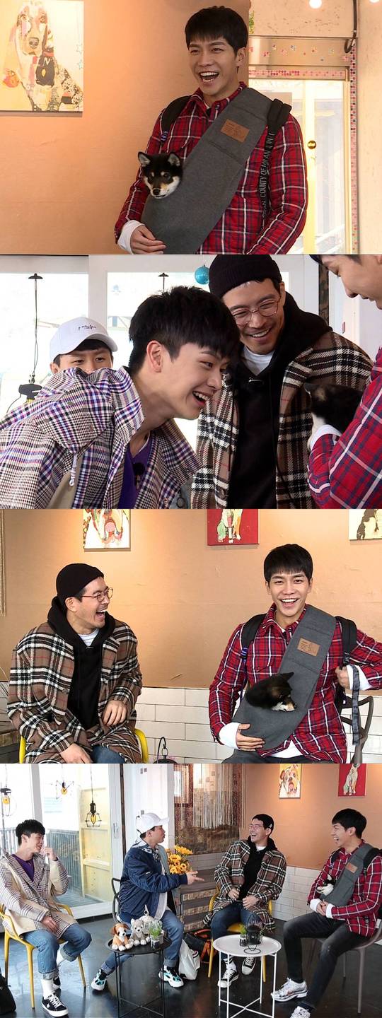 SBS All The Butlers Lee Seung-gis dog will be released for the first time.All The Butlers, which will be broadcast at 6:25 pm on March 24, depicts the meeting between the members and the thirty-one master.While waiting for the master, Lee Seung-gi surprised everyone by appearing with his dog Perrot.Lee Seung-gi, who is the first to appear on the show with the show, said, I attend as a parent today.I dont feel like broadcasting, Lee said, expecting a meeting with the master in a very tense manner, as if to show off her child, we take a bath and make it dignified.I have no arms to go, he said, praising the audience for his dry mouth.Meanwhile, the thirty-onest Masters side was the first All The Butlers to gather members to know the identity of the Master.In particular, Lee Seung-gi said, I heard that this master is coming out and I was so excited to meet him.kim ye-eun
