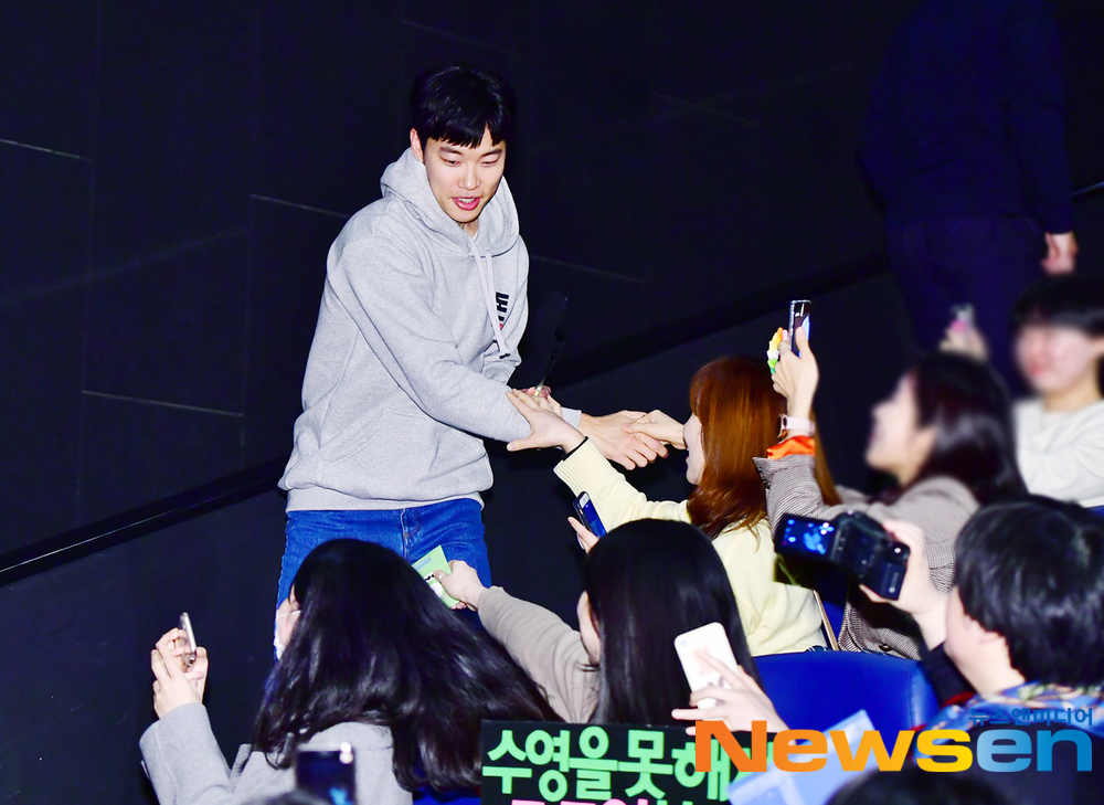 The movie Don stage greeting was held at the entrance of CGV Counter in Jayang-dong, Gwangjin-gu, Seoul on the afternoon of March 23rd.On this day, Ryu Joon-yeol Jo Woo-jin Kim Jae-young Jung Man-sik Won Jin-ah attended.Jang Gyeong-ho