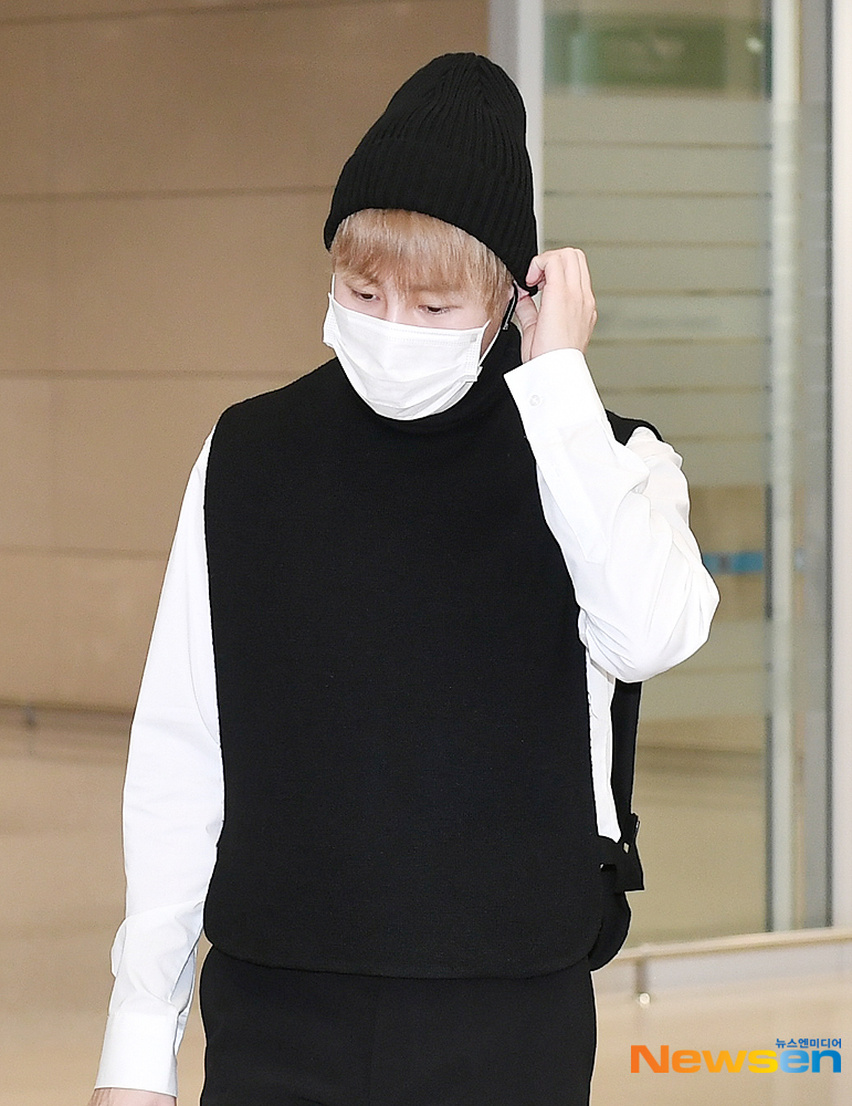 <p>Wanna One-born singer Ha Sung-woon, this 3-November 24 afternoon overseas schedule and Incheon Jung-operation in Incheon International Airport through immigration.</p>