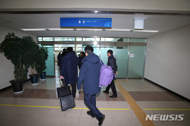【고성(강원)=뉴시스】김경목 기자 = 지난 2월8일 금강산에서 열린 창립 20주년 행사에 참여하기 위해 동해선 남북출입사무소(CIQ)에서 출경하는 현대아산 임직원들. 2019.02.08.  photo31@newsis.com