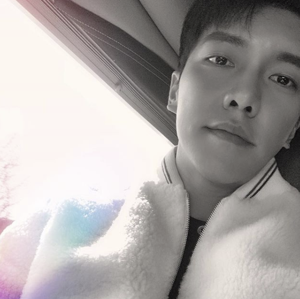 Lee Seung-gi-gi-gi was reborn as a black and white prince.Lee posted a black and white photo on his SNS on the morning of the 24th. In the photo, Lee is wearing a fleece jumper and looking at the camera nicely.The black and white atmosphere is in fantastic harmony with Lee Seung-gi-gi Gis excellent eyes.Lee Seung-gi-gi-gi is currently focusing on filming the final stage of SBSs new tree drama Baega Bond, which is about to be broadcasted in May.Baega Bond is a drama depicting the process of a man involved in a civil airliner crash, digging into a huge national corruption found in a concealed truth.MBC Giant SBS Salaryman Cho Hanji Moneys Incarnation with Yoo In-sik PD, Jang Young-cheol and Jung Kyung-soon writer coincided.Lee Seung-gi-gi-gi played the role of stuntman Chagan and Suzi played the role of NIS Black Agent Gohari. The two are the first reunions in five years since MBCs Kuga no Seo.Lee Seung-gi-gi-ki SNS