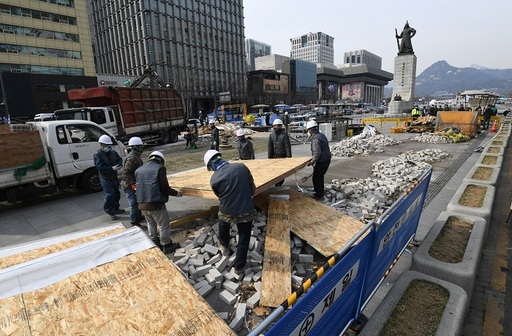 지난 18일 서울시 관계자들이 광화문광장에서 세월호 천막을 철거하고 있다. 남정탁 기자