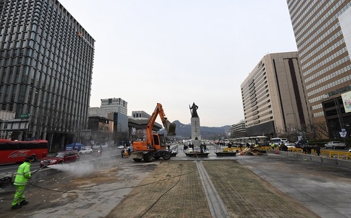 지난 18일 서울시 관계자들이 세월호 천막 철거 후, 물청소를 하고 있다. 남정탁 기자
