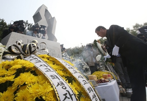 성수대교 붕괴사고 21주기인 2015년 10월21일. 성수대교 희생자 위령비 앞에서 열린 합동 위령제에 참석한 유족. 연합뉴스