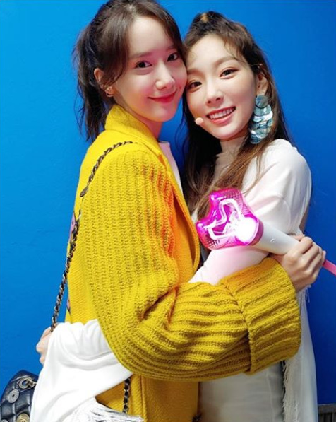 Wow!Girls Generation Im Yoon-ah and Taeyeon showed off their unchanging friendship.Im Yoon-ah posted a picture on his 24th day with a hashtag called # tancon # I wanted to see the wish on his instagram.Im Yoon-ah and Taeyeon in the picture are smiling at each other with their faces affectionately, and their friendship as beautiful as beautiful beauty is eye-catching.Taeyeon performed the final performance of the encore concert at Jamsil Indoor Gymnasium in Seoul at 5 p.m. on the same day. .one TAEYEON CONCERT (Apostropy S....One Taeyeon Concert).Im Yoon-ah picked up a luminous rod and cheered for the concert scene in Taeyeon.