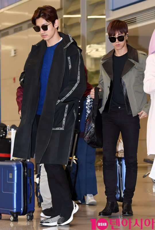 Group TVXQs strongest Changmin and Yunho Yunho are entering the airport through Incheon International Airport after finishing their overseas schedule in Indonesia on the 25th.
