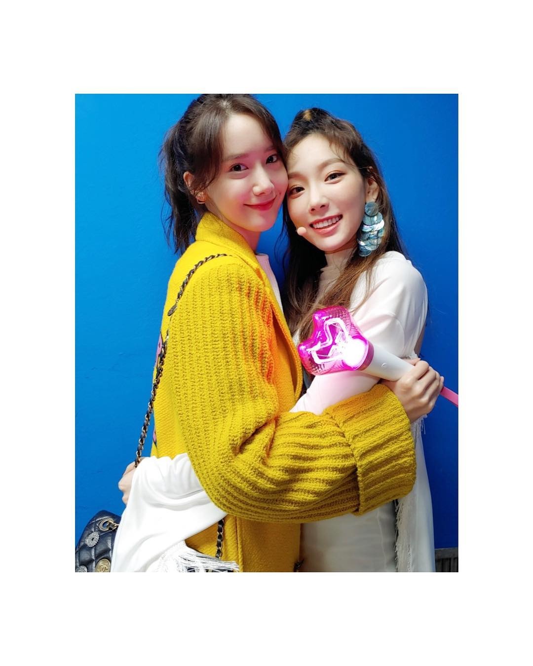 Im Yoon-ah posted a picture on his 24th day with his article # Tangcon # I wanted to see my wish # Jung Stargram.In the photo, Im Yoon-ah and Taeyeon are hugging their faces.The two are smiling brightly, and the official luminous rod is held in the hands of Im Yoon-ah, which attracts attention.Earlier, Taeyeon performed the final performance of the encore concert s...one TAEYEON CONCERT (apostropy es...one Taeyeon concert) at Jamsil Indoor Gymnasium in Seoul at 5 p.m. on the 24th.Im Yoon-ah finds the concert scene and cheers it up.On the other hand, Im Yoon-ah appeared on SBS Ugly Our Little on the 24th as a special MC.
