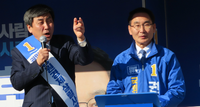 이종걸 더불어민주당 의원이 24일 오후 경남 창원 성산구 상남시장입구에서 4·3 창원성산 보궐선거에 출마한 권민호 후보의 지원유세를 하고 있다. ⓒ데일리안 정도원 기자