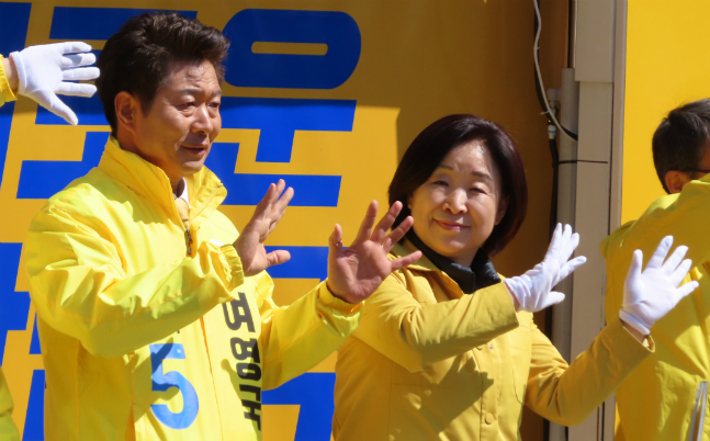 4·3 창원성산 보궐선거에 출마한 권민호 더불어민주당 후보와 여영국 정의당 후보의 여론조사 후보단일화 발표 전날인 24일 오후 창원 성산구 유탑사거리에서 심상정 정의당 의원이 여영구 후보의 지원유세를 하고 있다. ⓒ데일리안 정도원 기자