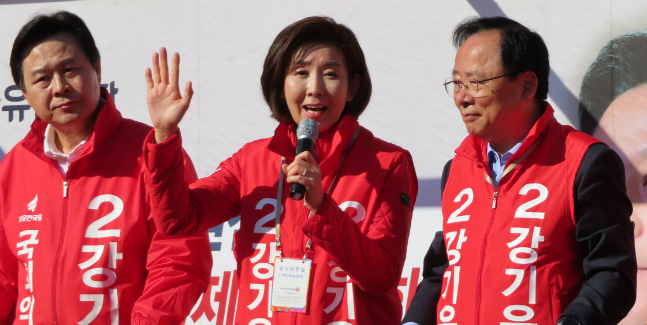 나경원 자유한국당 원내대표와 이주영 국회부의장이 24일 오후 경남 창원 성산구 상남시장입구에서 4·3 창원성산 보궐선거에 출마한 강기윤 후보의 지원유세를 하고 있다. ⓒ데일리안 정도원 기자