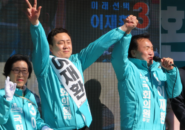 손학규 바른미래당 대표가 24일 오후 경남 창원 성산구 유탑사거리에서 4·3 창원성산 보궐선거에 출마한 이재환 후보 지원유세를 하고 있다. ⓒ데일리안 정도원 기자