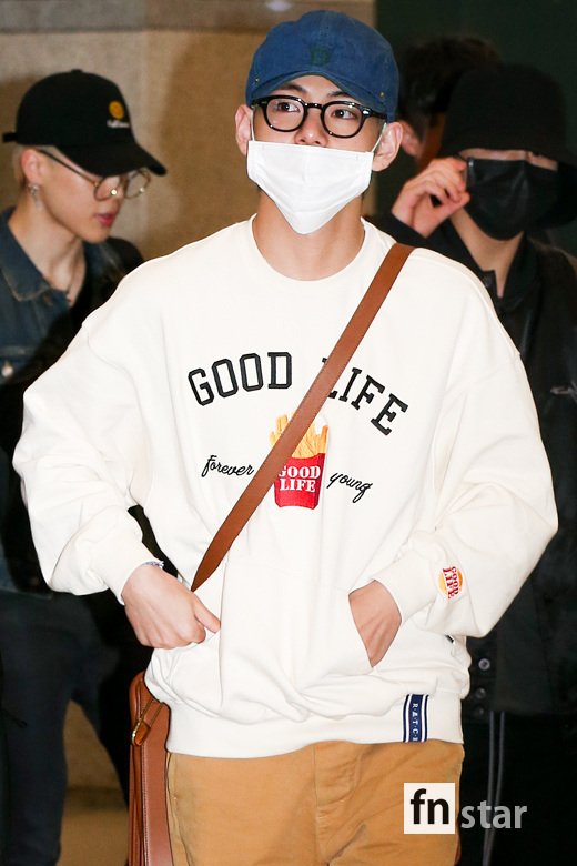 Group BTS arrived at Incheon International Airport on a chartered flight after completing the world tour LOVE YOURSELF in Hong Kong on the morning of the 25th.