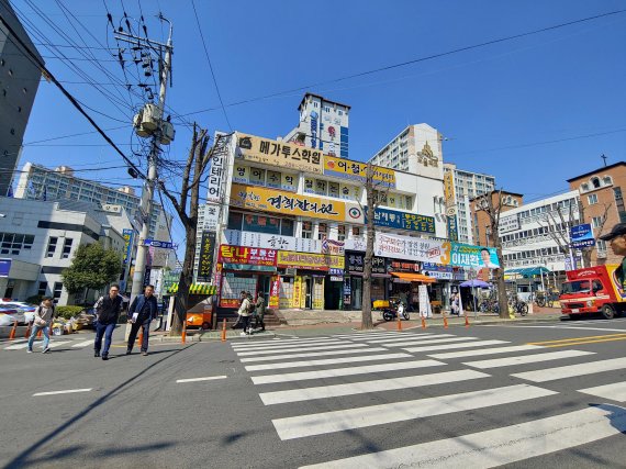 22일 경남 창원시 성산구 시내에 4.3보궐선거를 앞두고 후보들 플랜카드가 걸려있다.