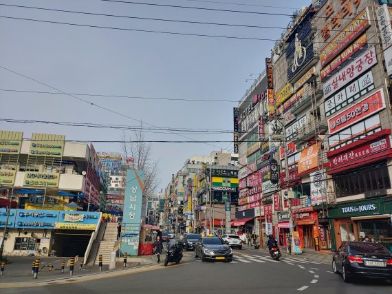 4.3보궐선거를 앞두고 22일 경남 창원시 성산구 시내 모습.