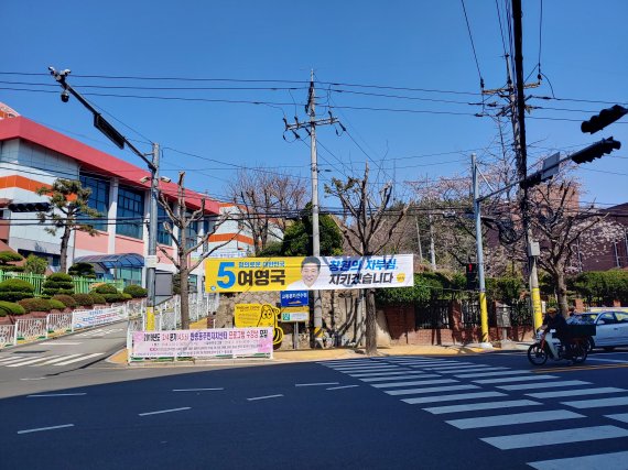 22일 경남 창원시 성산구 시내에 4.3보궐선거를 앞두고 후보들 플랜카드가 걸려있다.