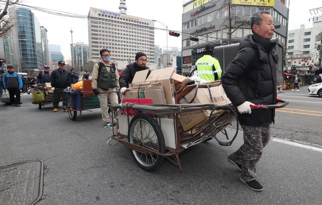 기초생활 수급노인들과 빈곤노인기초연금보장연대 회원들이 25일 오전 서울 종로 경복궁역에서 기초생활수급 대상 노인의 기초연금 삭감 문제 해결을 촉구하며 폐지 리어카를 끌고 청와대로 행진하고 있다. 기초수급 노인 조인형(75)씨가 맨앞에서 리어카를 끌고 있다. 박종식 기자 anaki@hani.co.kr