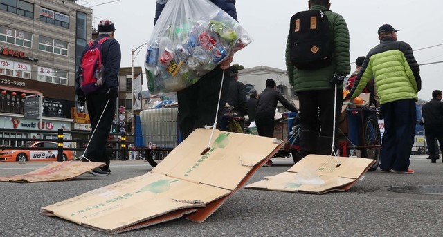 기초생활 수급노인들과 빈곤노인기초연금연대 회원들이 25일 오전 서울 종로 경복궁역에서 기초생활수급 대상 노인의 기초연금 박탈 문제 해결을 촉구하며 폐지 리어카를 끌고 청와대로 행진하고 있다. 박종식 기자 anaki@hani.co.kr