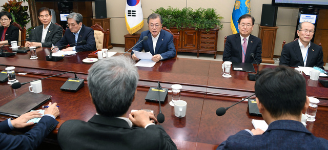 문재인 대통령이 25일 청와대 여민관에서 열린 수석·보좌관 회의에서 머리발언을 하고 있다. 청와대사진기자단