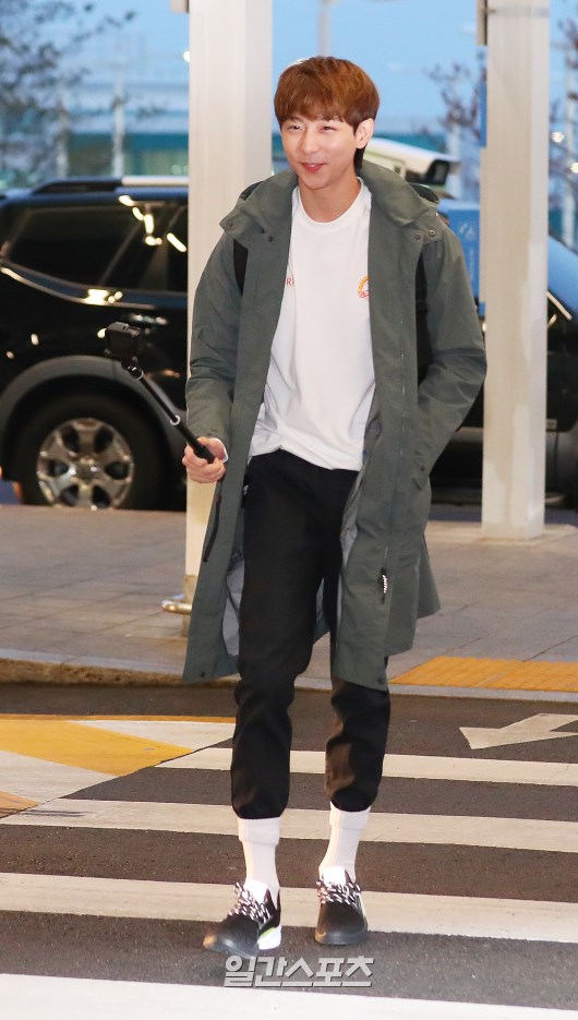 Hyun-woo is posing as he enters the departure hall.