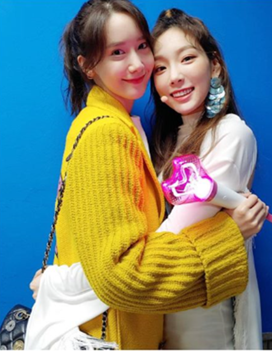 Im Yoon-ah, a member of the group Girls Generation (Taeyeon Sunny Tiffany Hyoyeon Glass Swimming Im Yoon-ah Seo Hyun), visited the Taeyeon concert and took a picture together.Im Yoon-ah posted a picture of Taeyeon on his SNS with a hashtag called I wanted to see Tangon, Hope on the 24th.Im Yoon-ah in the photo is laughing brightly with a cheering luminous rod and holding Taeyeon.Taeyeon successfully completed the Apperthropy Hope Taeyeon Concert (s...one TAEYEON CONCERT) at Jamsil Indoor Gymnasium on the 23rd and 24th of the two days.Im Yoon-ah - Taeyeon, concert certified shot... Girls Generation forever