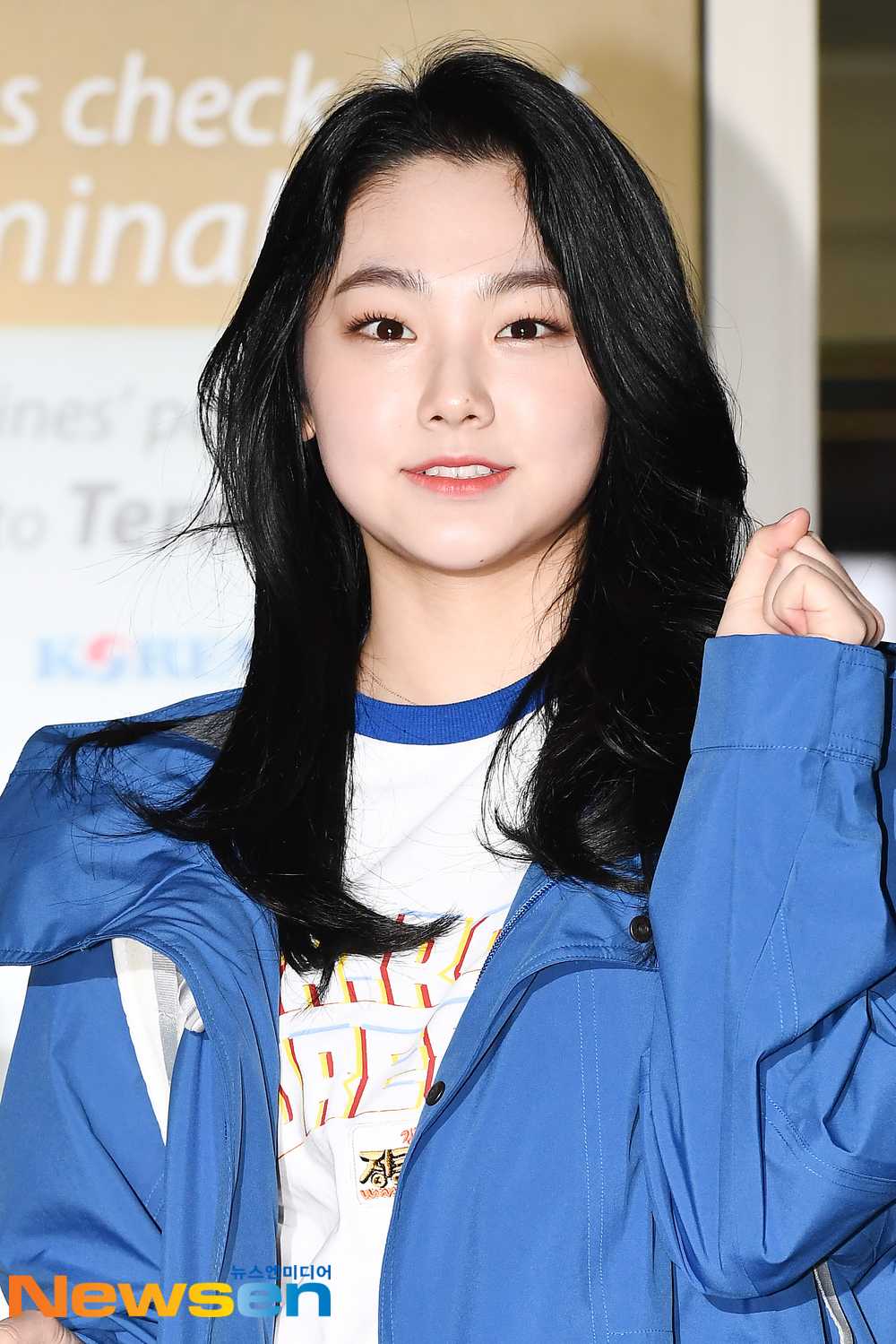 Actors Park Ho-san, Park Jung-chul, Hyun-woo, Eom Hyun-kyung, mixed martial arts player Jung Chan-sung, former Wanna One member Park Woo-jin and Gugudan member Mina left for Thailand Bangkok, a filming car for SBS Jungles Law in Lost & Island, on March 25 at the Incheon International Airport in Unseo-dong, Jung-gu, Incheon.Gugudan member Mina is leaving for Thailand Bangkok.exponential earthquake