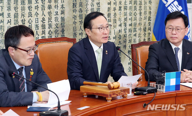 【서울=뉴시스】이종철 기자  = 25일 서울 여의도 국회에서 열린 더불어민주당 최고위원회의에서 홍영표 원내대표가 모두발언을 하고 있다. 2019.03.25. jc4321@newsis.com