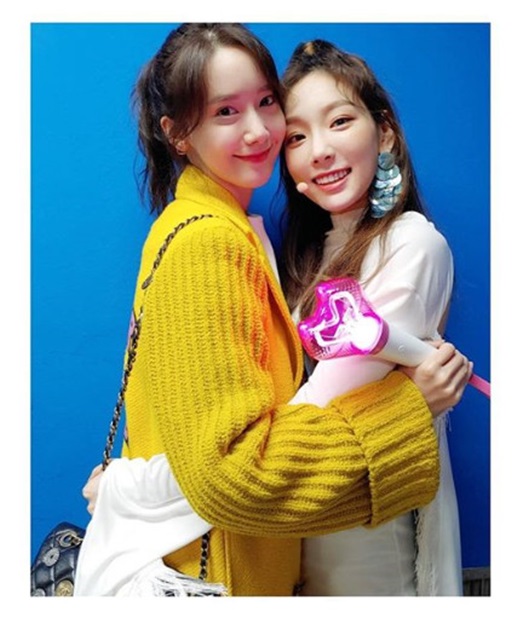 Girls Generation Im Yoon-ah found Taeyeon concertIm Yoon-ah posted a picture on his 24th day with an article entitled I wanted to see Tangon. Hope through his instagram.In the public photos, Im Yoon-ah and Taieon are seen together in a concert waiting room.The pair embraced each other tightly and boasted a friendly friendship; Taeyeons concert cheering stick, held by Im Yoon-ah, also draws attention.Taeyeon successfully completed the solo concert Apostropy S...One Taeyeon Concert (s.one TAEYEON CONCERT) held at Jamsil Indoor Gymnasium on the same day.In the warm appearance of the two people, the netizens responded in various ways such as I love both Im Yoon-ah Taeyeon, Both are so beautiful, I love Girls Generation and Girls Generation forever.Meanwhile, Girls Generation Im Yoon-ah made headlines on the SBS entertainment program Ugly Our Little as a special MC.The red lights of the studio caused the unexpected molding.PhotoIm Yoon-ah SNS
