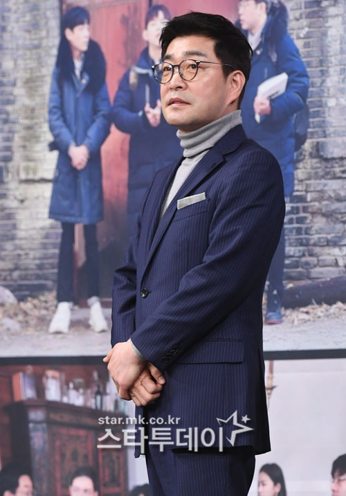 Actor Son Hyun-joo poses at the MBC documentary Home for a Hundred Years, Home production meeting held at MBC Golden Mouse Hall in Sangam-dong, Seoul on the afternoon of the 25th.