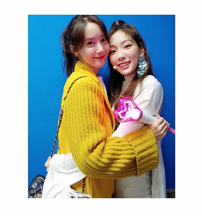 Group Girls Generation Im Yoon-ah and Taeyeon flaunted their friendshipOn Monday, Im Yoon-ah posted a photo on his social networking service account with an article entitled I also wanted to see Tangon. Wish (Girls Generation fan club name).The photo shows Im Yoon-ah and Taieon hugging affectionately and staring at the camera.Im Yoon-ah, who visited the solo concert of Taeyeon, showed off his righteousness. Im Yoon-ah is posing with a support rod cheering for Taeyeon.Taeyeon held a solo concert at Jamsil Indoor Gymnasium in Jamsil-dong, Songpa-gu, Seoul, and released the new song Four Seasons for the first time.It is a song that expresses the psychology of love in four seasons. Taeyeons emotional vocals are impressive.On the other hand, Im Yoon-ah appeared as a guest on the SBS entertainment program Ugly Our Little which was broadcast on this day.