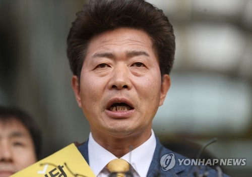 창원성산 정의·민주 단일화 후보로 결정된 정의당 여영국 후보 (창원=연합뉴스) 김동민 기자 = 4·3 보궐선거 창원성산 민주·정의당 단일후보로 결정된 정의당 여영국 후보가 25일 경남 창원시 성산구 반송시장에서 소감을 말하고 있다. 2019.3.25