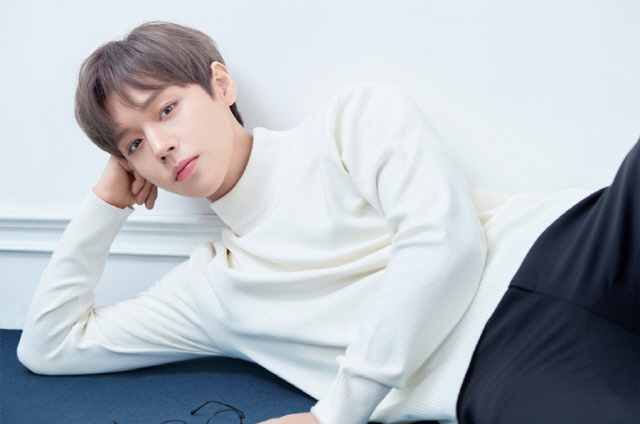 Park Jihoon revealed his solo debut.A showcase commemorating the release of Park Jihoons first solo album, O CLOCK, was held at 4 p.m. on the 26th at the Gyedang Hall in Sangmyung Art Center, Hongji-dong, Jongno-gu, Seoul.I thought Id be nervous, but Im shaking because Im on stage. I feel like Im making my first debut. Im excited about how youll look at the stage youve prepared, Park said.Park Jihoon releases O Clark at 6 p.m. on the 26th and is actively performing with the title song Love (L.O.V.E.) Love is a Future R&B song with outstanding energy.It contains a sincere confession of a pure man who recalls beautiful memories and raises love.