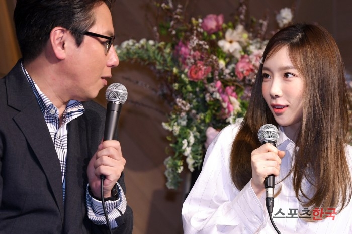 Yoon Jong Shin and Taeyeon are attending the production presentation of Monthly Yoon Jong Shin X Bean Pole music project held at Itaewon Stradium in Yongsan-gu, Seoul on the 26th.