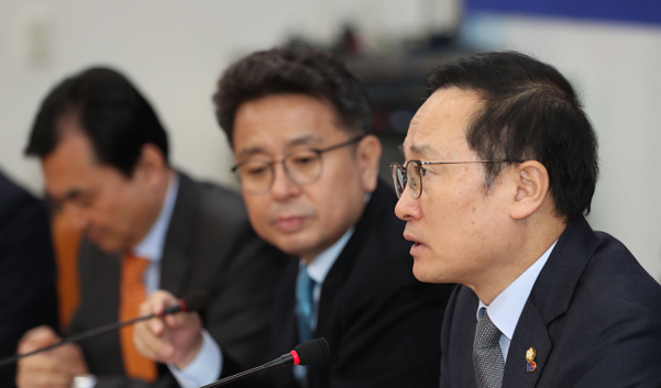 더불어민주당 홍영표 원내대표가 26일 국회에서 열린 원내대책회의에서 발언하고 있다./연합뉴스