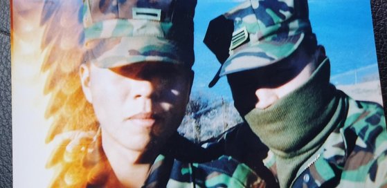 2010년 11월 23일 북한의 연평도 포격 도발에 맞서다 전사한 故 문광욱 일병(왼쪽)의 생전 마지막 모습. 그해 11월 초 연평부대 배치 직후 그의 소대장이 디지털카메라로 찍은 사진이다. 최근 해당 간부(해병대 상사)가 '서해수호의 날' 기념식에 참석한 아버지 문영조(56)씨에게 이 사진을 줬다. [사진 문영조씨]